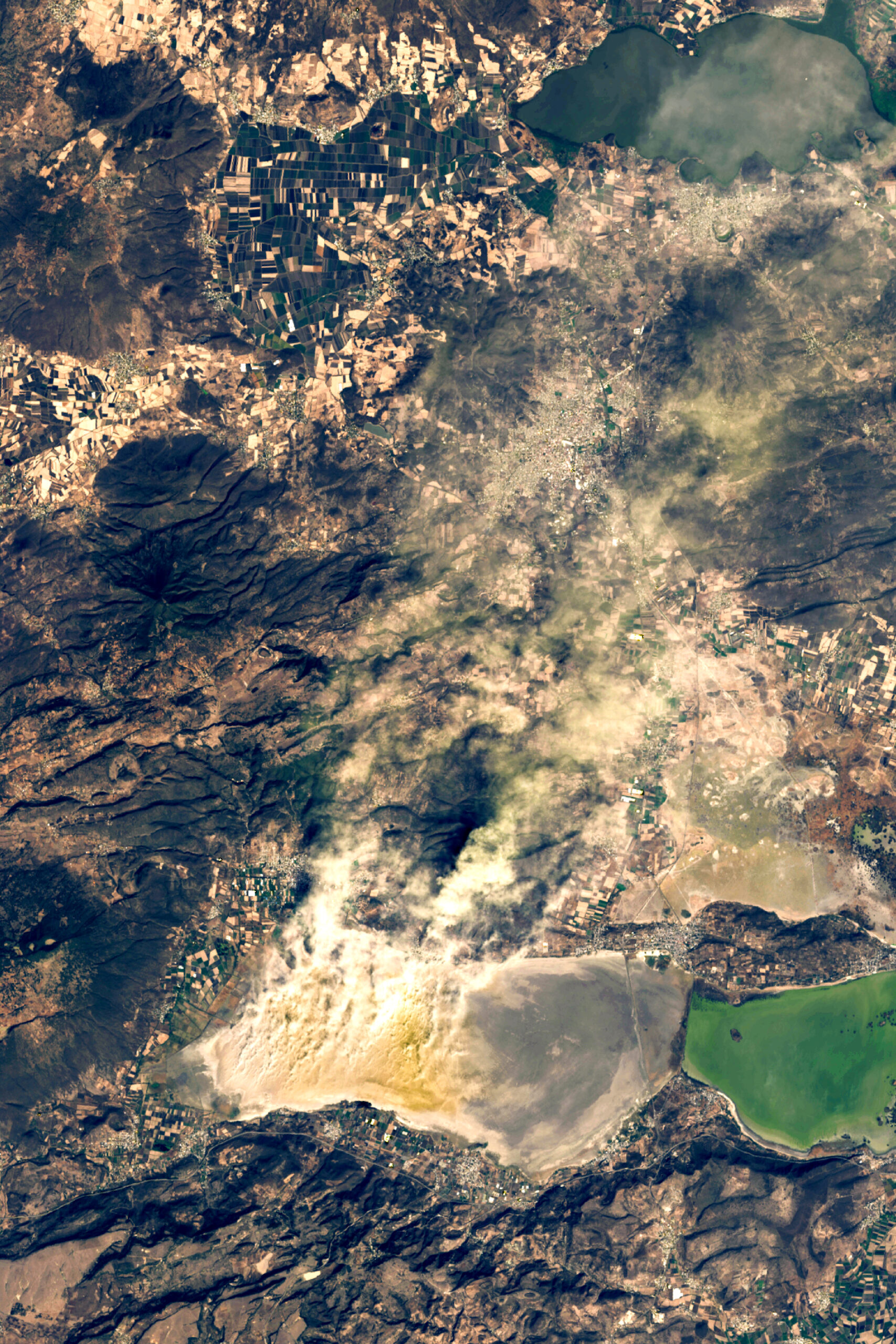 Fotografía satelital de tormenta de polvo originada en el lago de Cuitzeo el 31 de diciembre del 2019 que afecto al municipio de Moroleón.